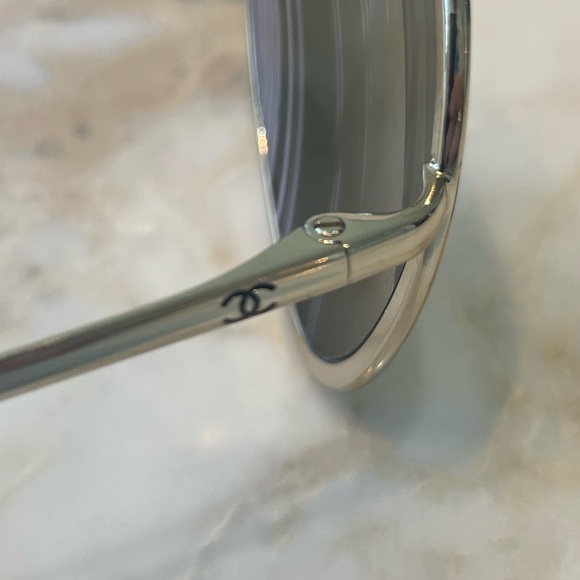 Chanel Gold Mirror Aviator Sunglasses. Excellent like new condition. - Picture 4 of 12